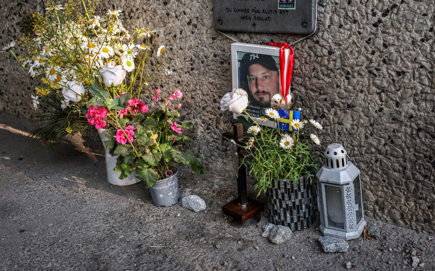 Des fleurs en hommage à Mikael Janicki, 39 ans, assassiné devant son fils de 12 ans à Skärholmen en Suède en 2024 par un jeune de gang.