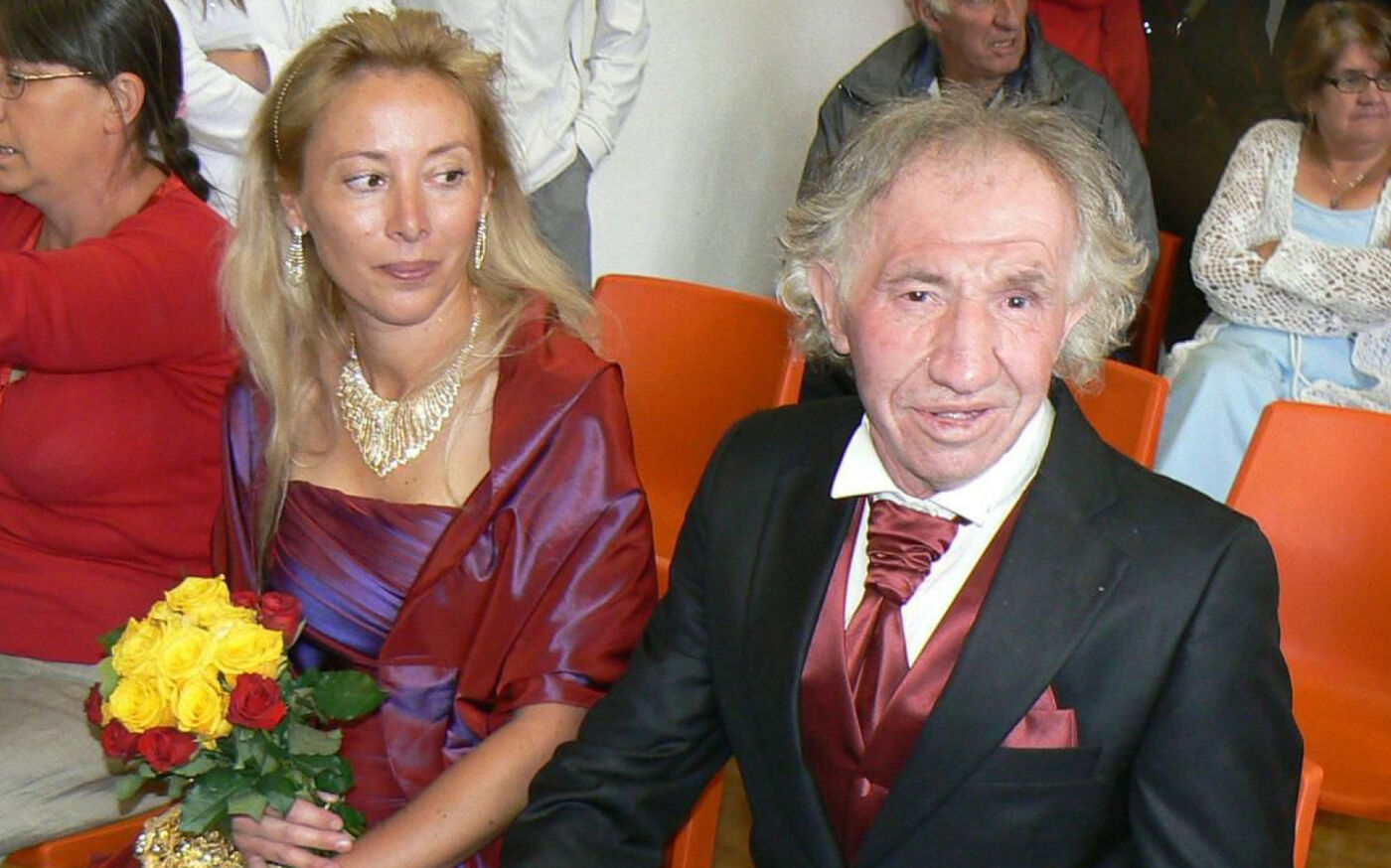 Marcel Amphoux, riche propriétaire terrien de 67 ans, et Sandrine Devillard, agent immobilier à Paris, âgée de 42 ans, se sont mariés en septembre 2011.